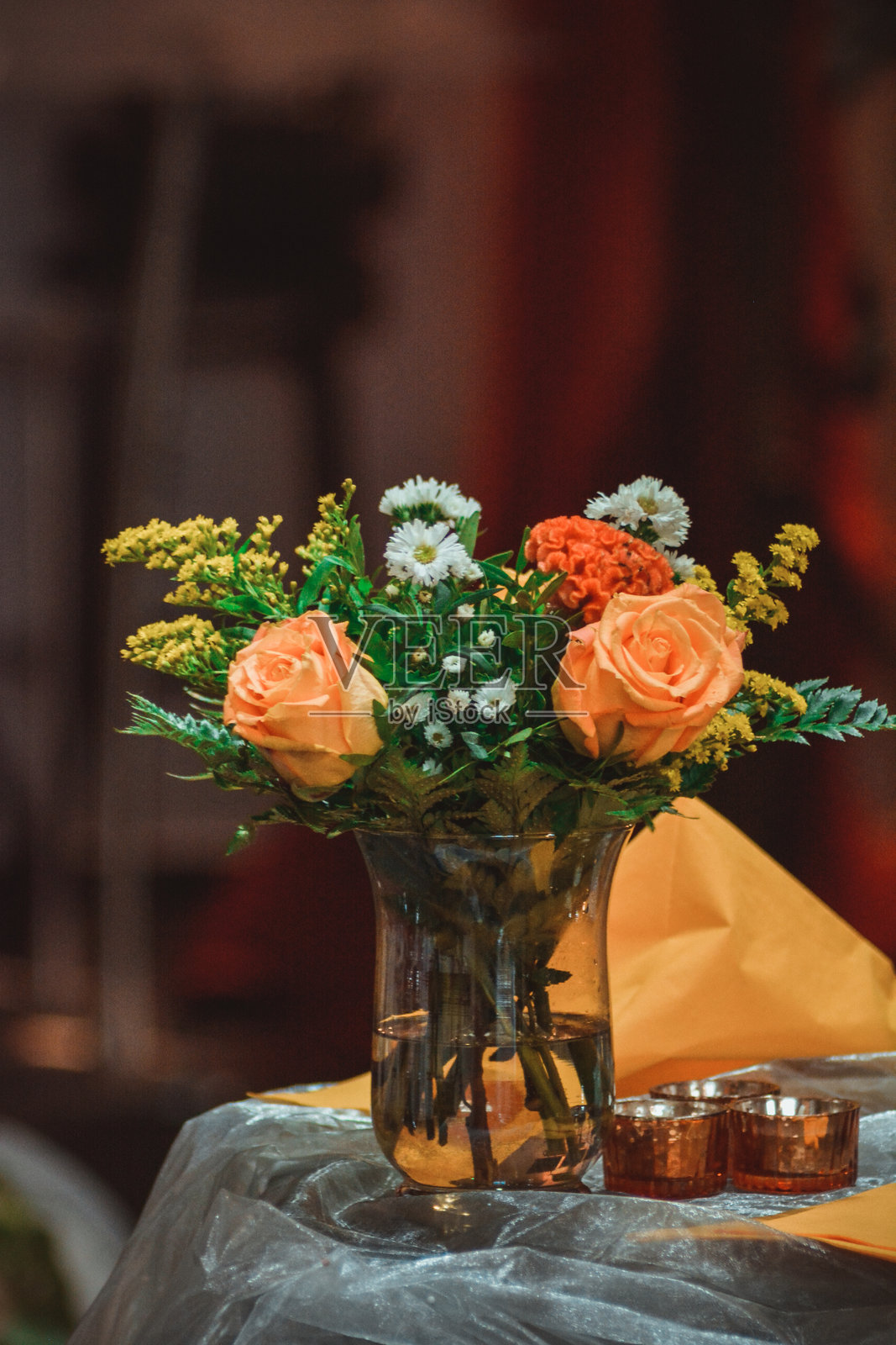 桌子上花瓶里的花特写照片摄影图片