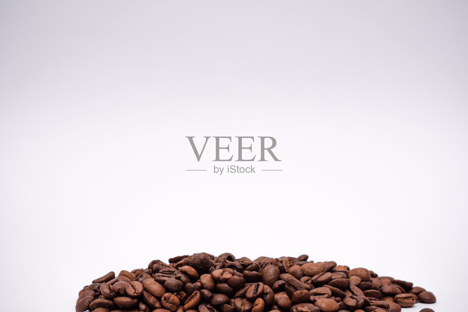 一堆咖啡豆在白色背景上照片摄影图片