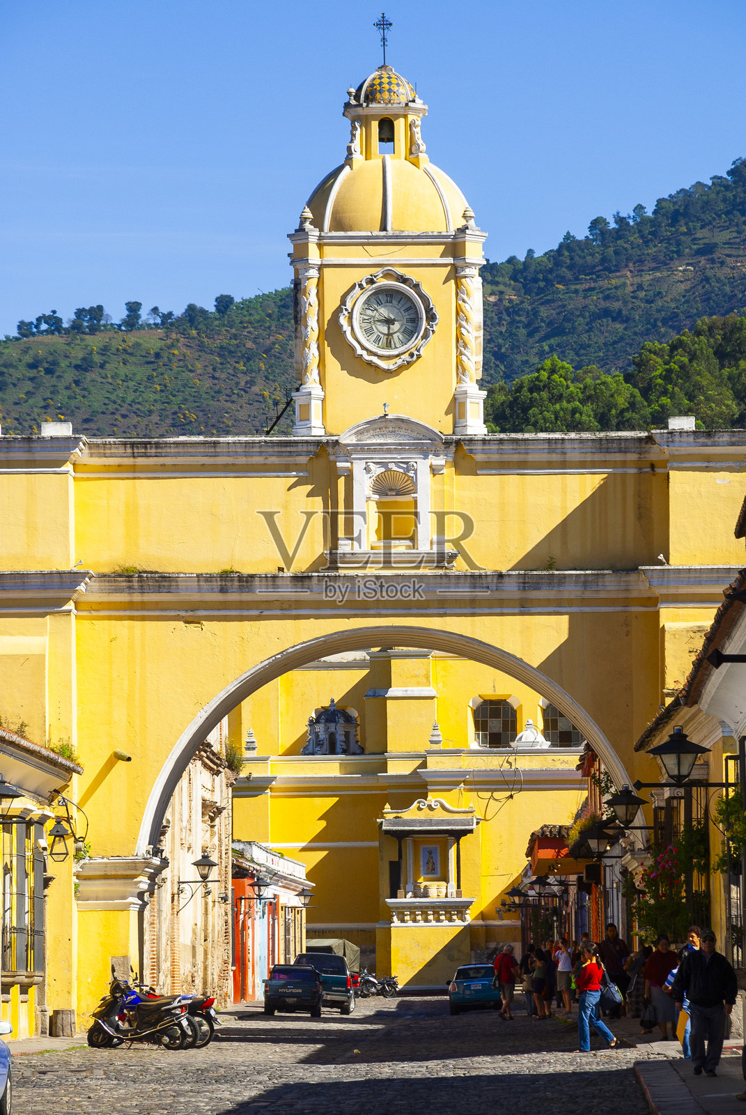 安提瓜危地马拉的殖民街道，建筑空间被阿瓜火山框住。照片摄影图片