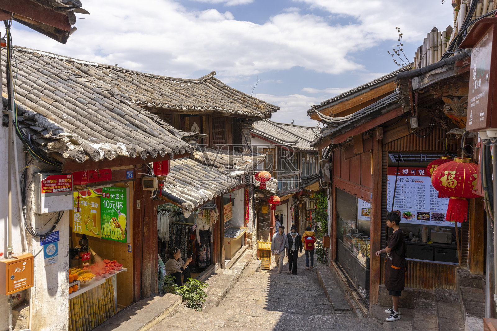 游客在中国丽江古城的街道上漫步。照片摄影图片