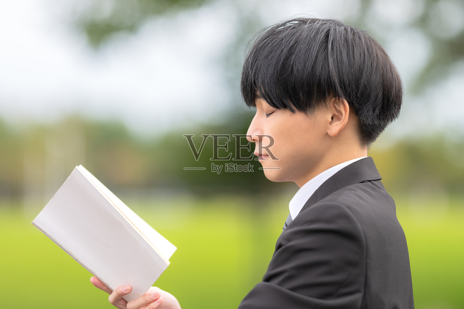 商人阅读书籍照片摄影图片