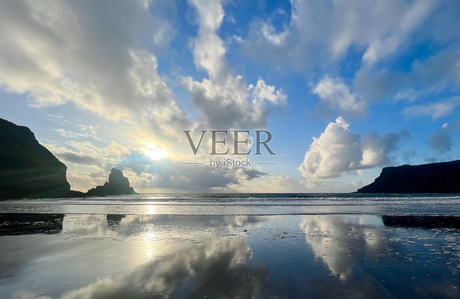 水中倒映的云彩照片摄影图片