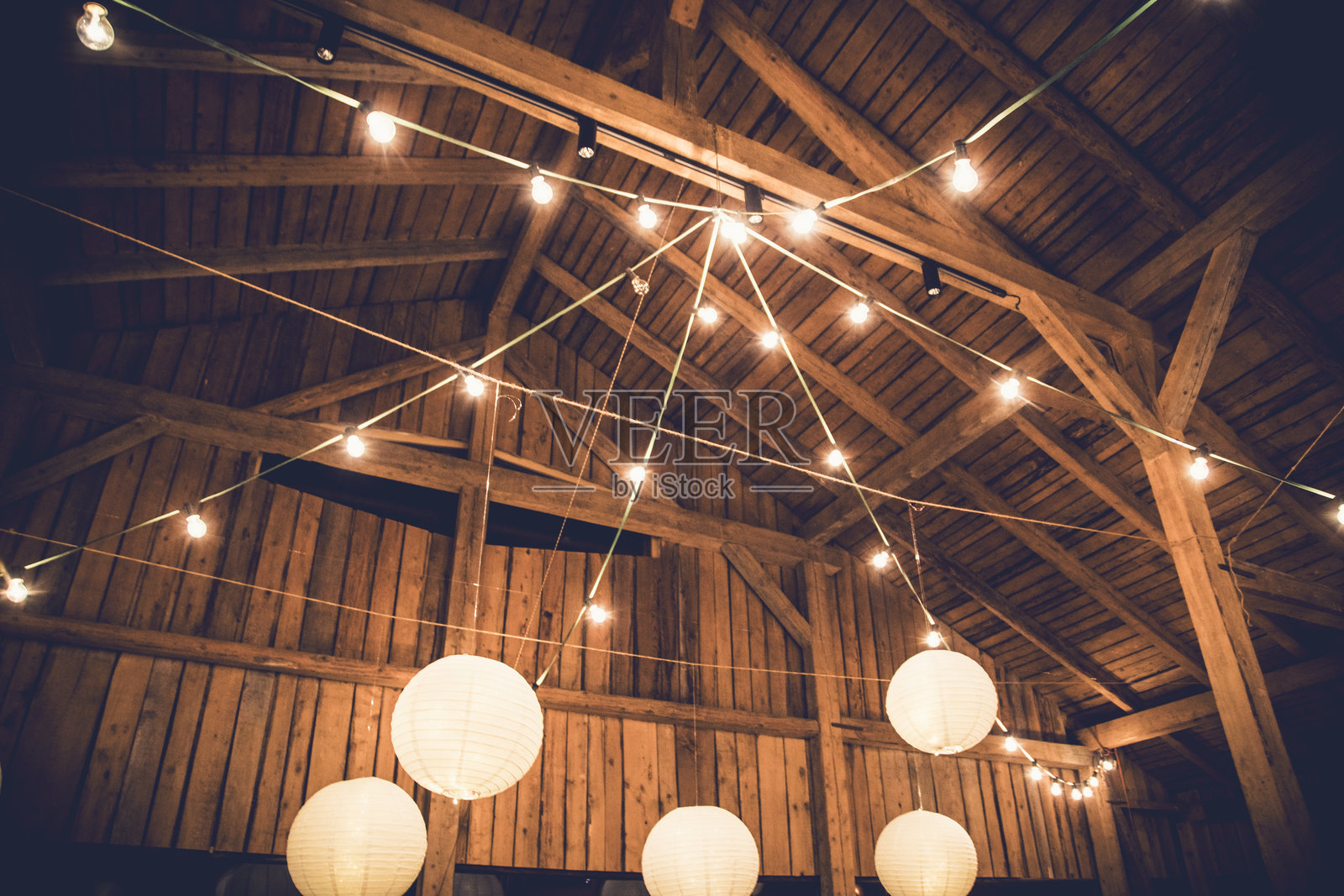 温馨的谷仓，配有灯笼和串灯，非常适合晚间庆祝活动照片摄影图片