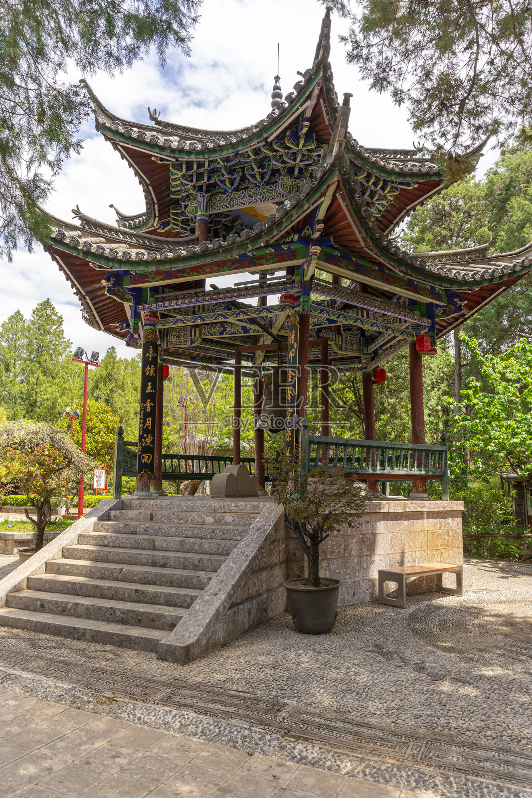 中国丽江古城的美丽万古楼。照片摄影图片