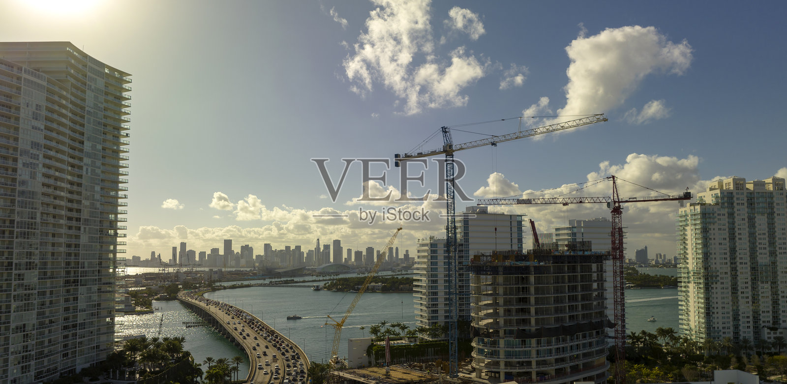 美国城市地区新开发住宅的鸟瞰图。佛罗里达州迈阿密的工业建筑工地上有塔吊。美国住房增长的概念。照片摄影图片