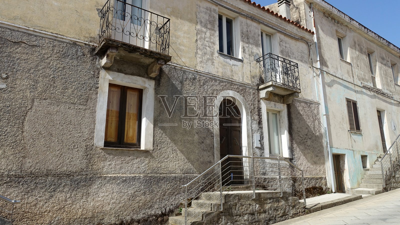 城市历史中心一座古老建筑的外立面。照片摄影图片