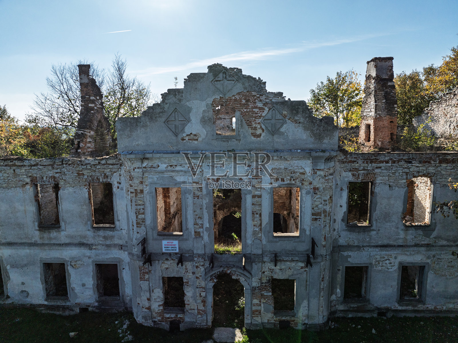 波兰沃多维采的废弃宫殿。无人机俯瞰沃多维采的废弃宫殿。无人机视角下的废弃宫殿。没有屋顶的废弃宫殿。照片摄影图片