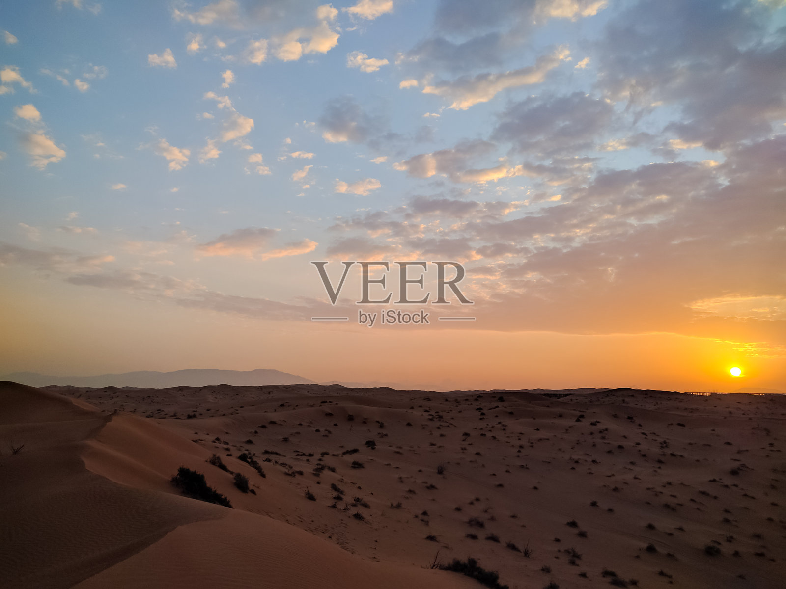 日落时分沙漠与天空的美丽景色照片摄影图片