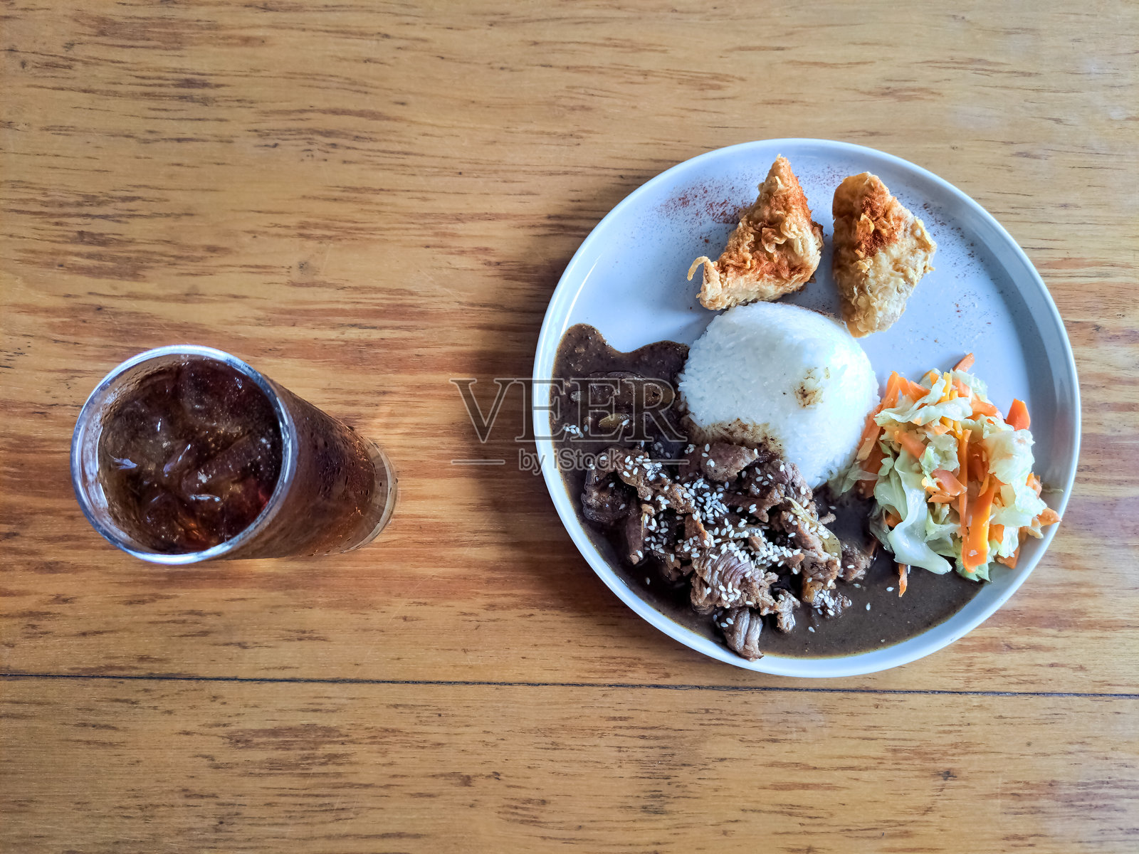 牛肉 Bulgogi 配蒸米饭、炸豆腐或 Tahu Goreng、腌制蔬菜或 Acar Sayur 以及辛辣调味料。新鲜茶水装在玻璃杯中。食品和饮料菜单。俯视图。照片摄影图片