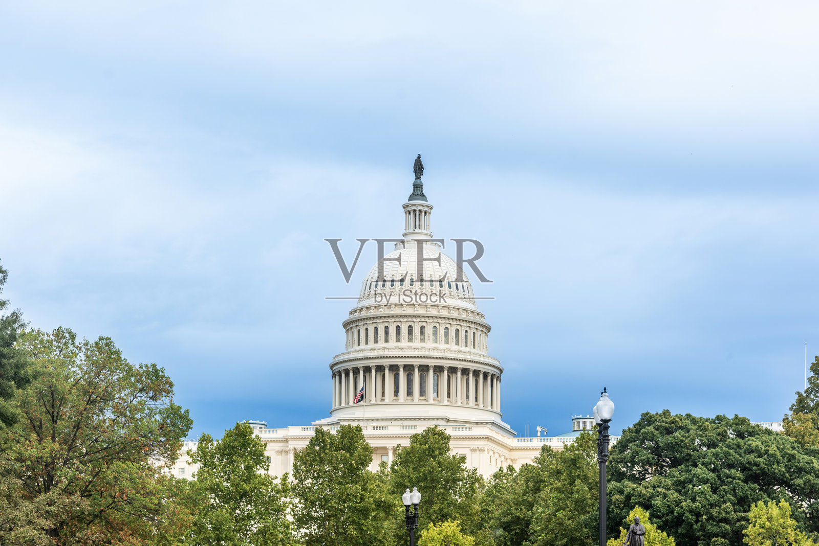 世界著名的美国国会大厦在蓝天和白云下照片摄影图片