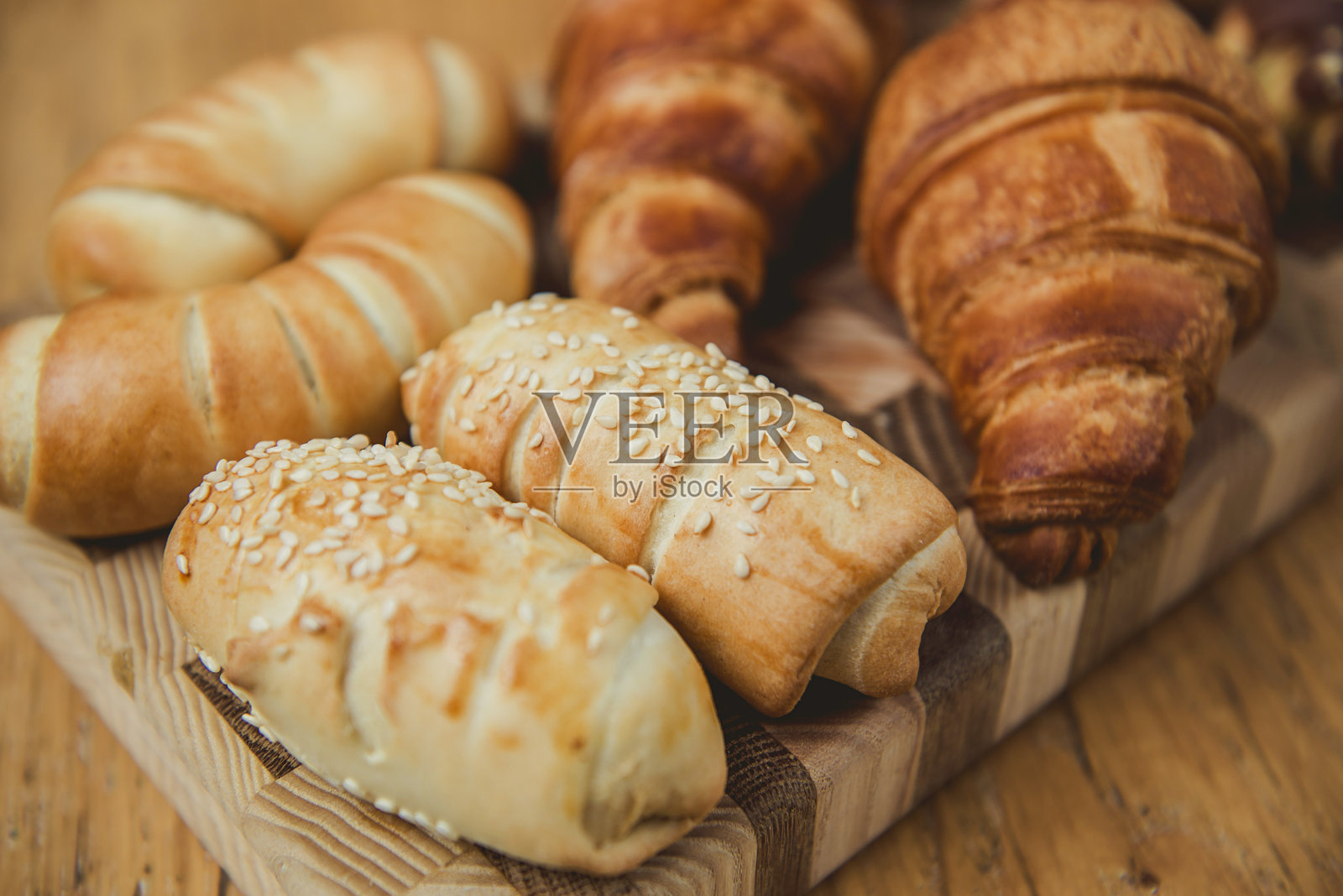 各式新鲜出炉的糕点和可颂面包照片摄影图片