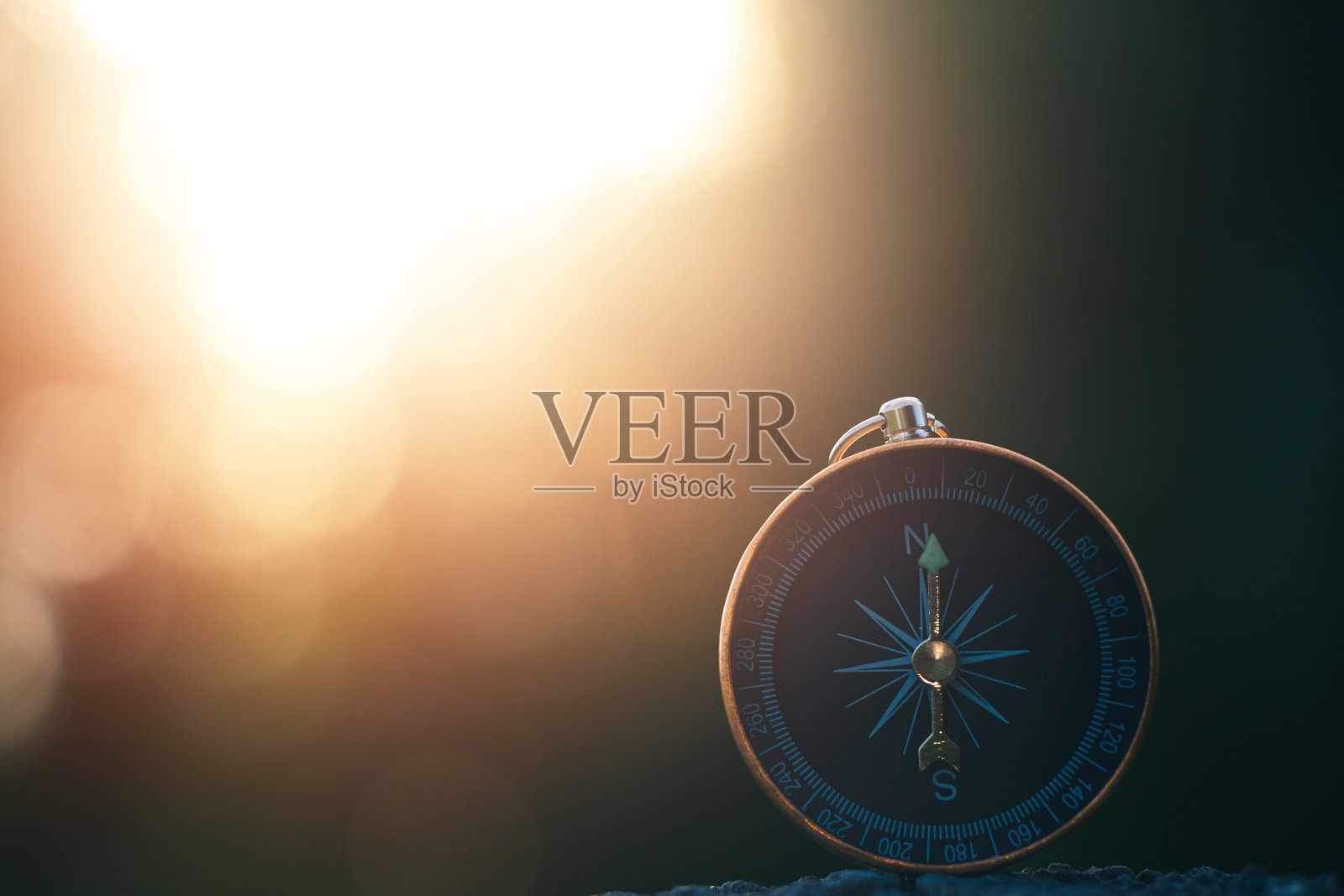 游客在山上使用指南针旅行。照片摄影图片