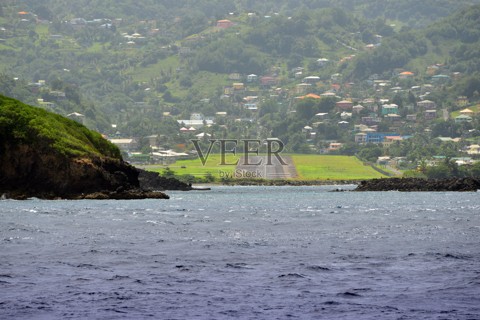 E. T. 约书亚机场（已停用）- 从海上（大头湾）看到的跑道，圣文森特和格林纳丁斯照片摄影图片