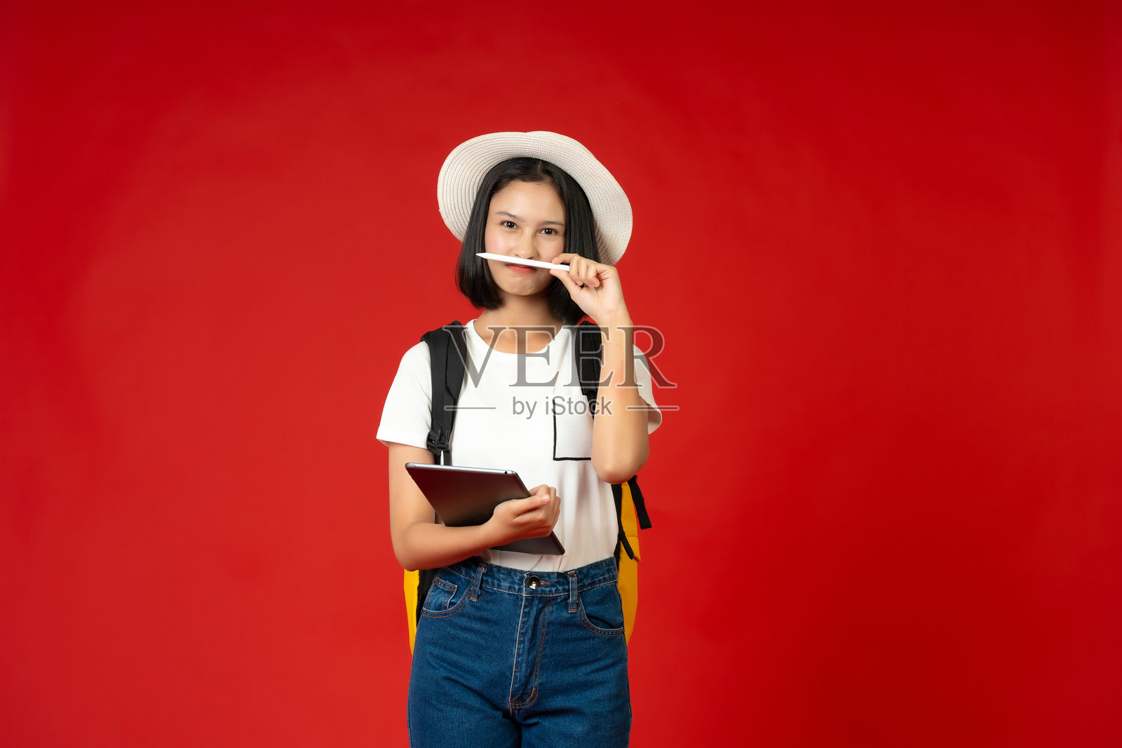 这组摄影作品展示了一位专注的亚洲少女，象征着她对知识的追求和教育的重要性。照片摄影图片