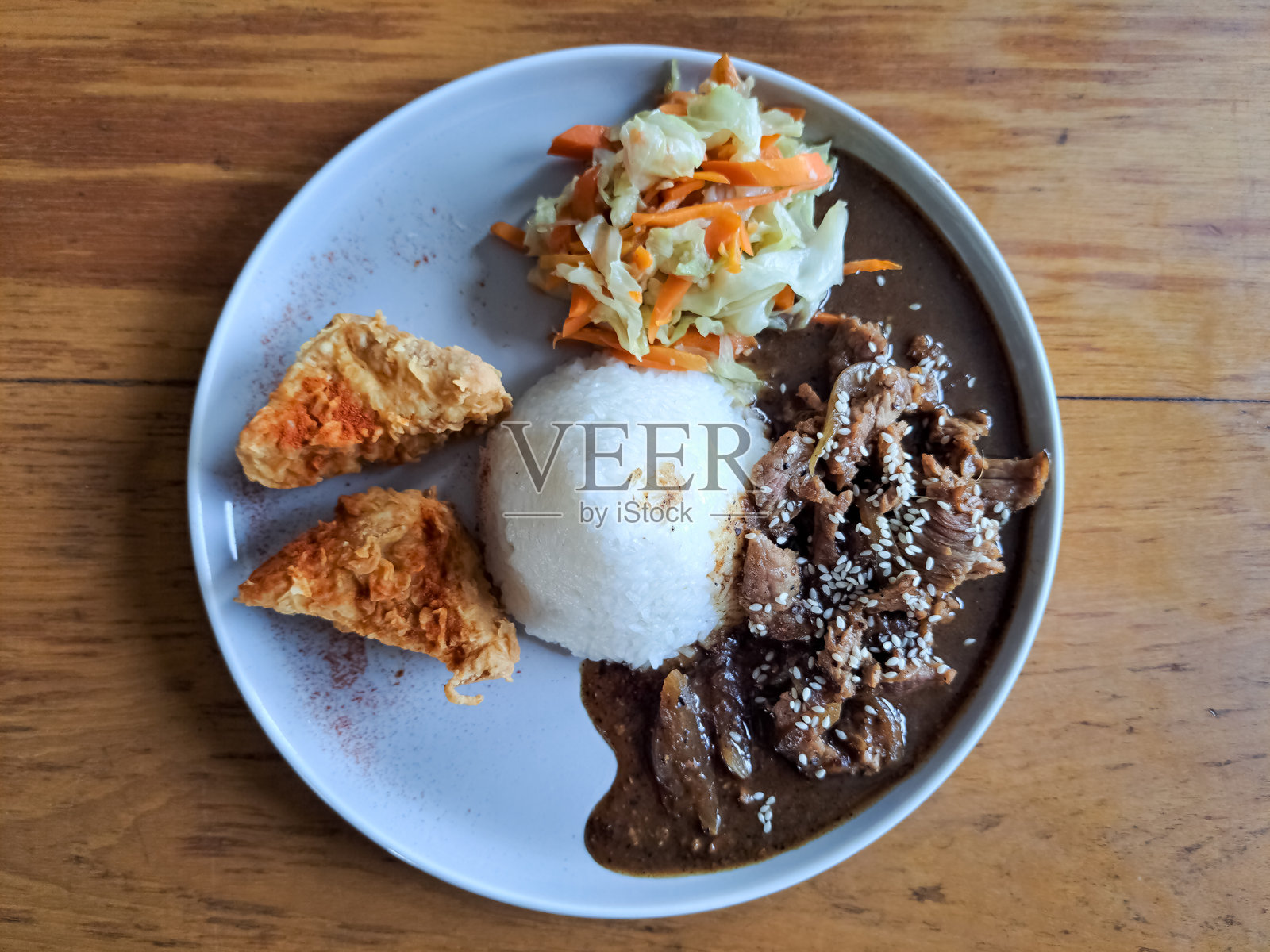 美味的牛肉 Bulgogi 配蒸米饭、炸豆腐或 Tahu Goreng、腌制蔬菜或 Acar Sayur 以及辛辣调料。食品菜单。俯视图。照片摄影图片