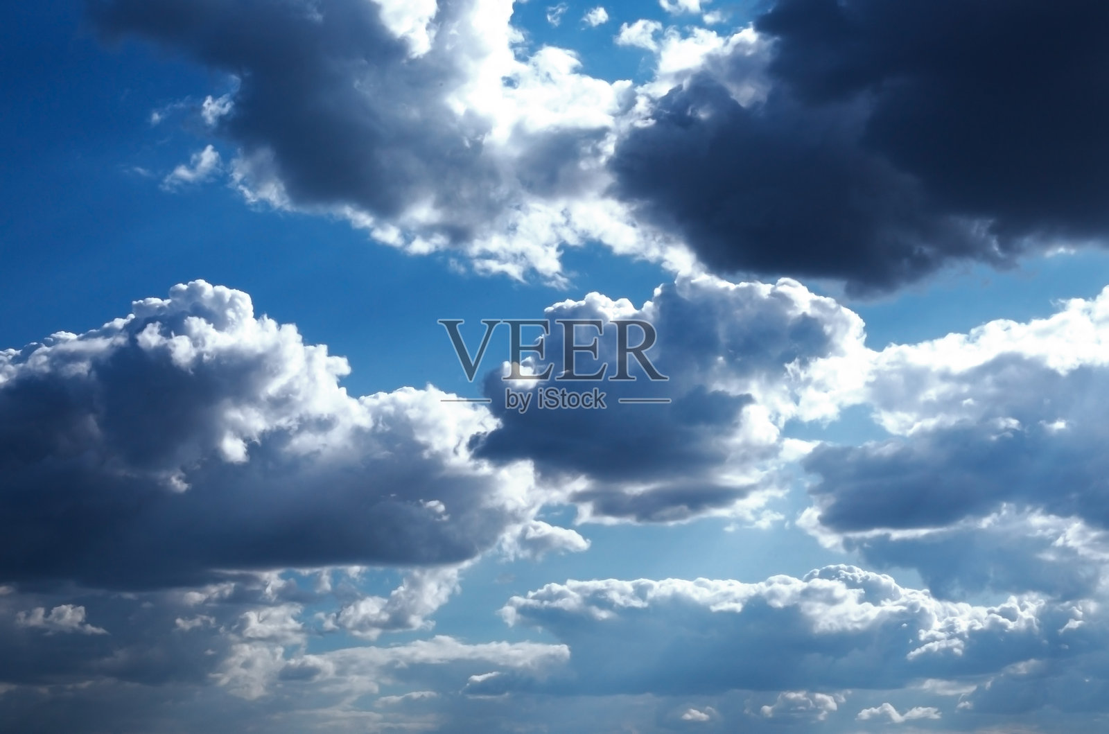 美丽的蓝天与柔软的白云，适合作为抽象背景照片摄影图片