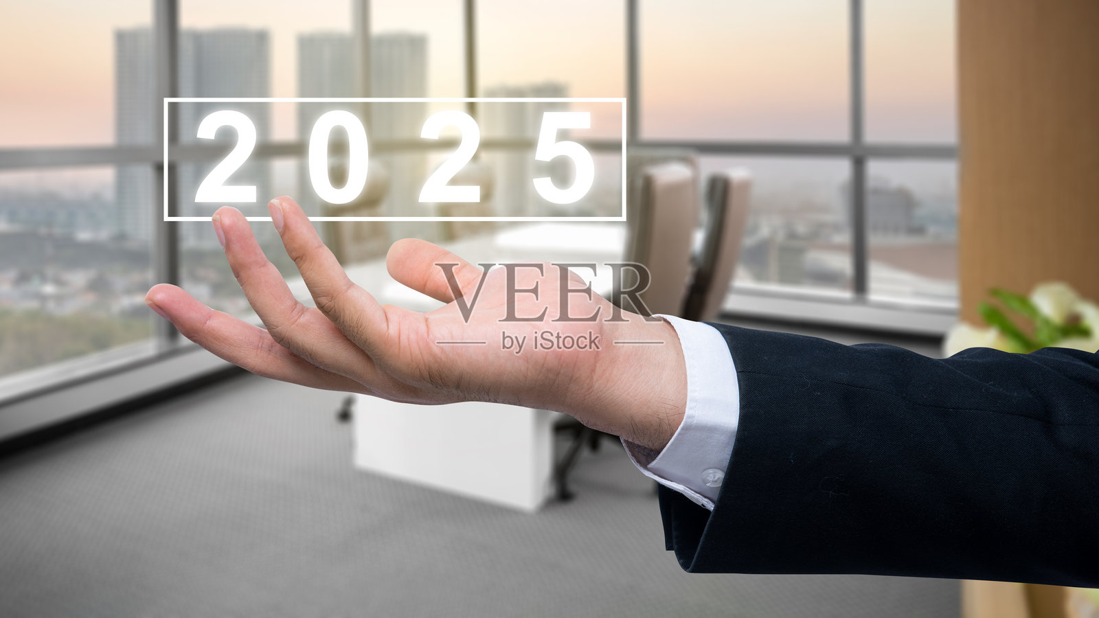 商人手掌上展示2025数字照片摄影图片