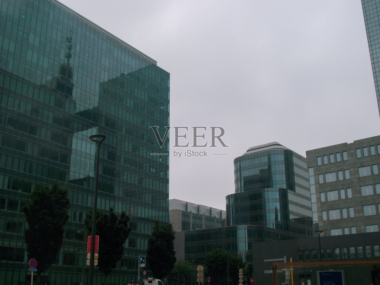 城市中现代建筑的低角度视图与天空相映成趣照片摄影图片