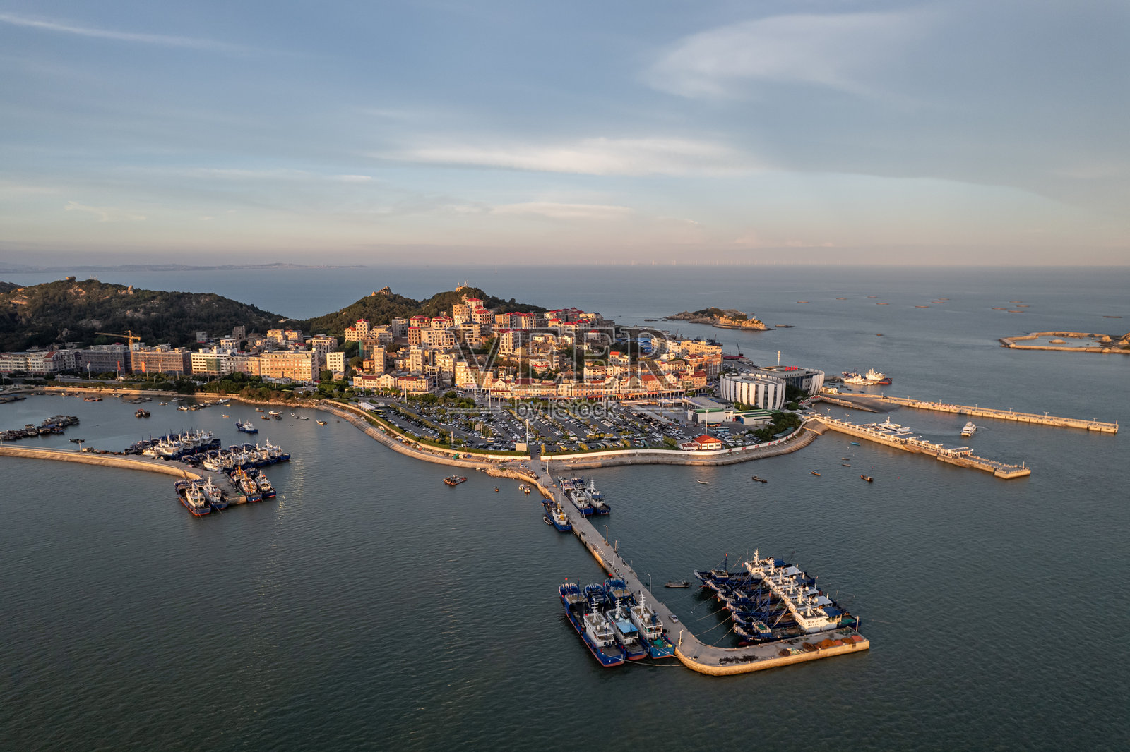 岛屿客运港口和停车场的鸟瞰图照片摄影图片