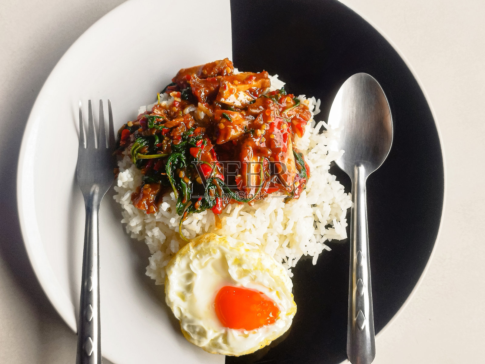 餐桌上的泰式罗勒炒香脆猪肉。照片摄影图片