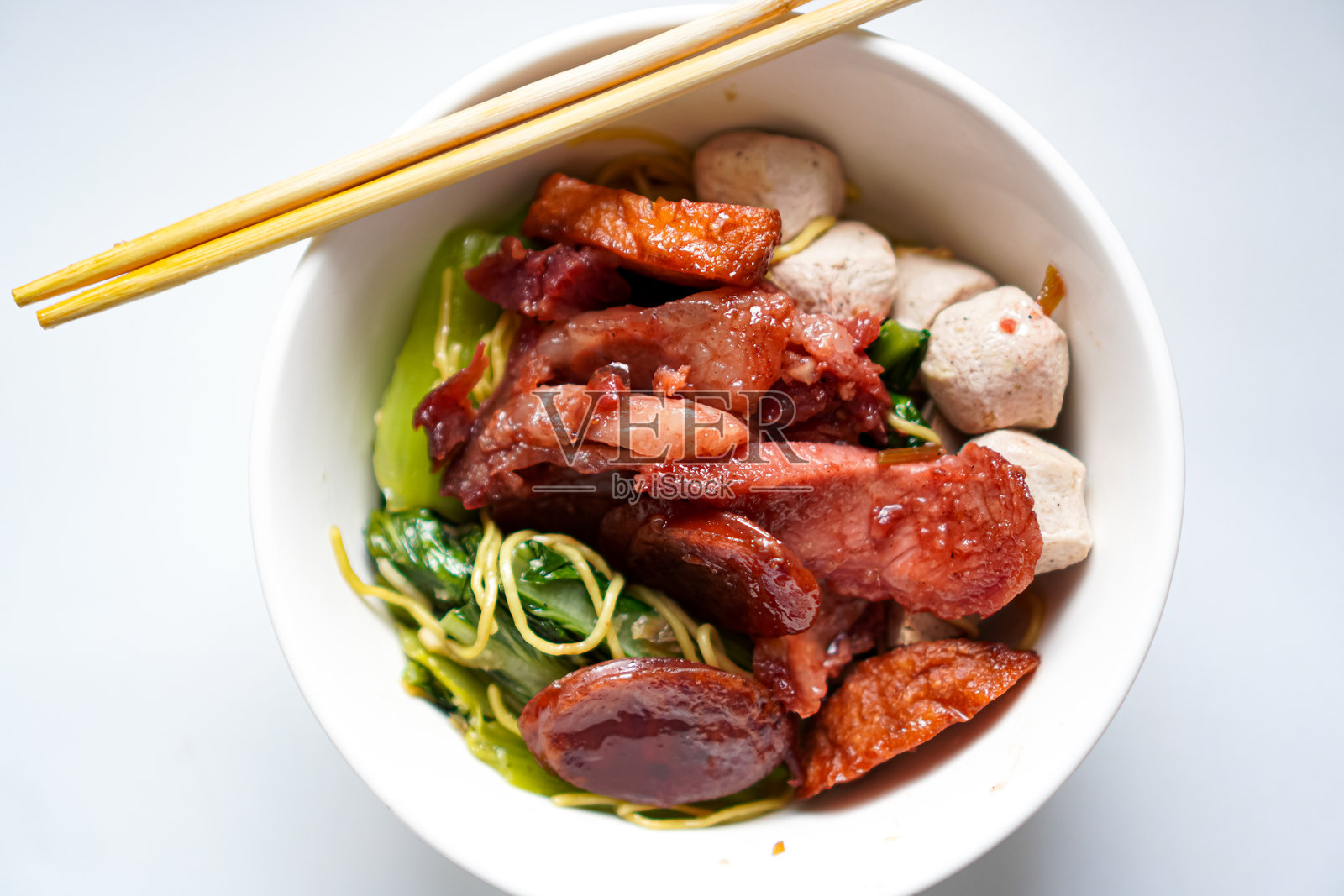 即食蛋面配烤红猪肉的图片。照片摄影图片