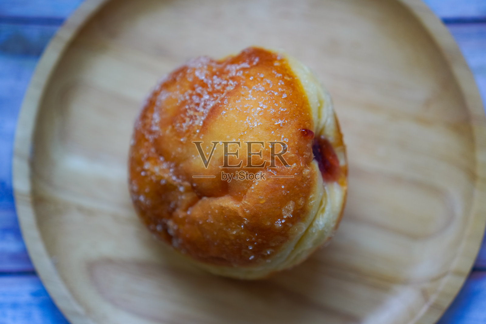 木盘里塞满草莓的甜甜圈俯视图。照片摄影图片