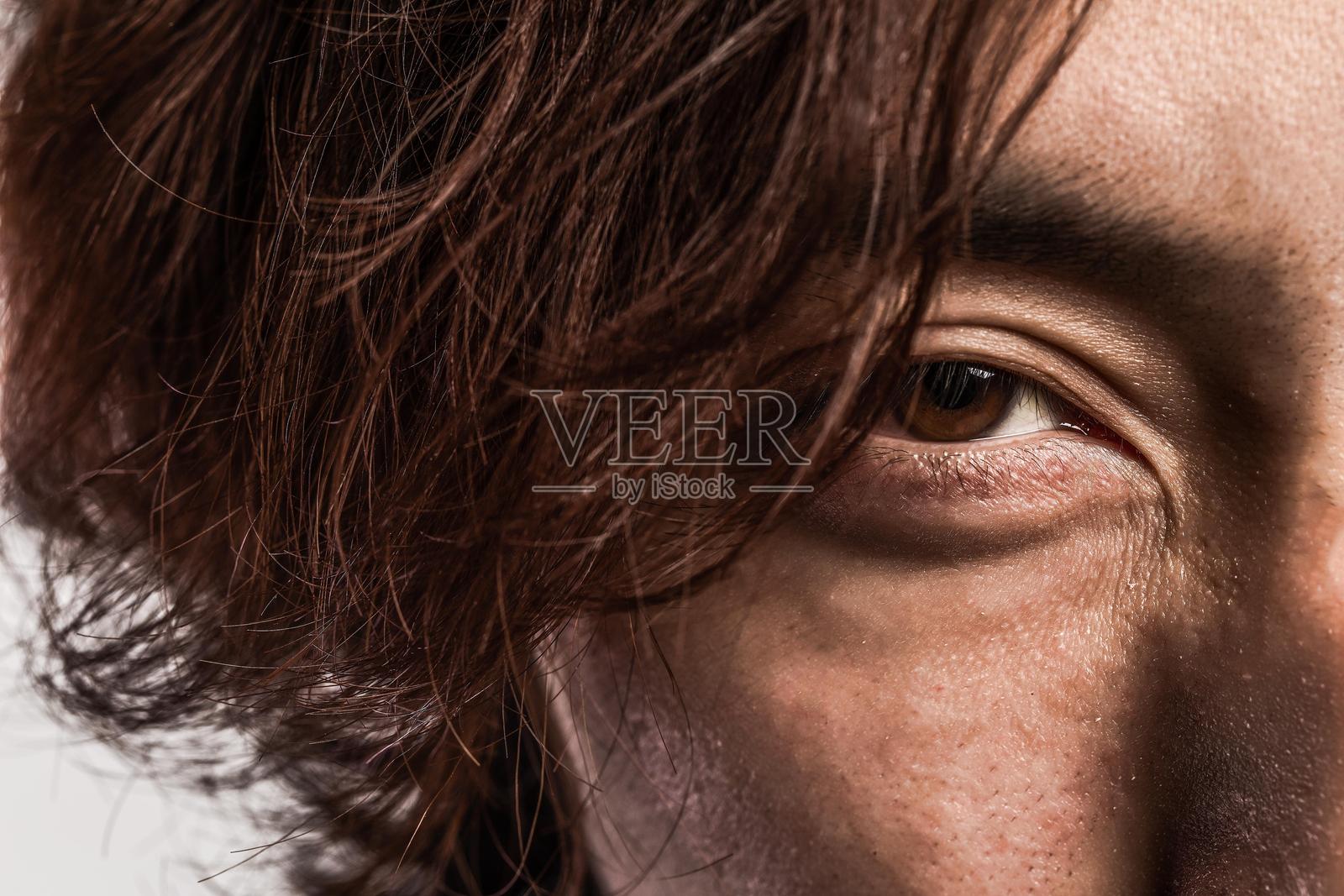 棕发男子的眼睛特写照片摄影图片