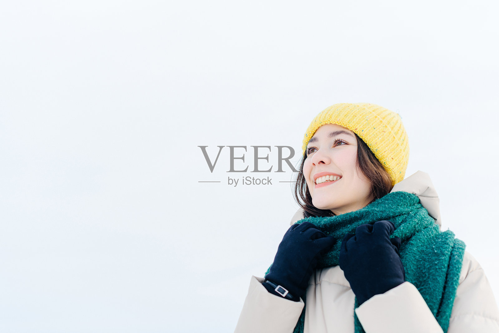 冬天的户外站着的亚洲女孩照片摄影图片