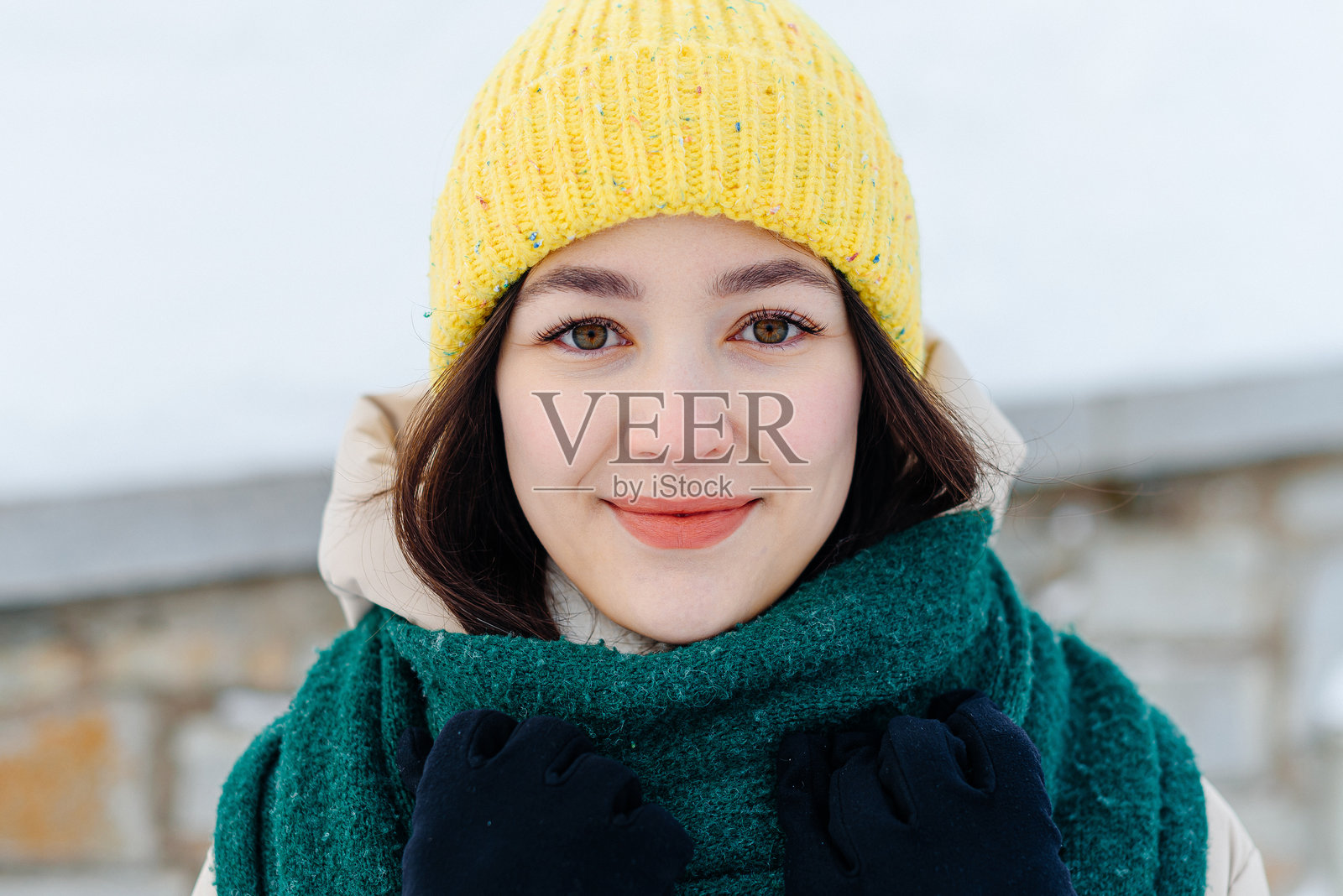 冬天的户外站着的亚洲女孩照片摄影图片