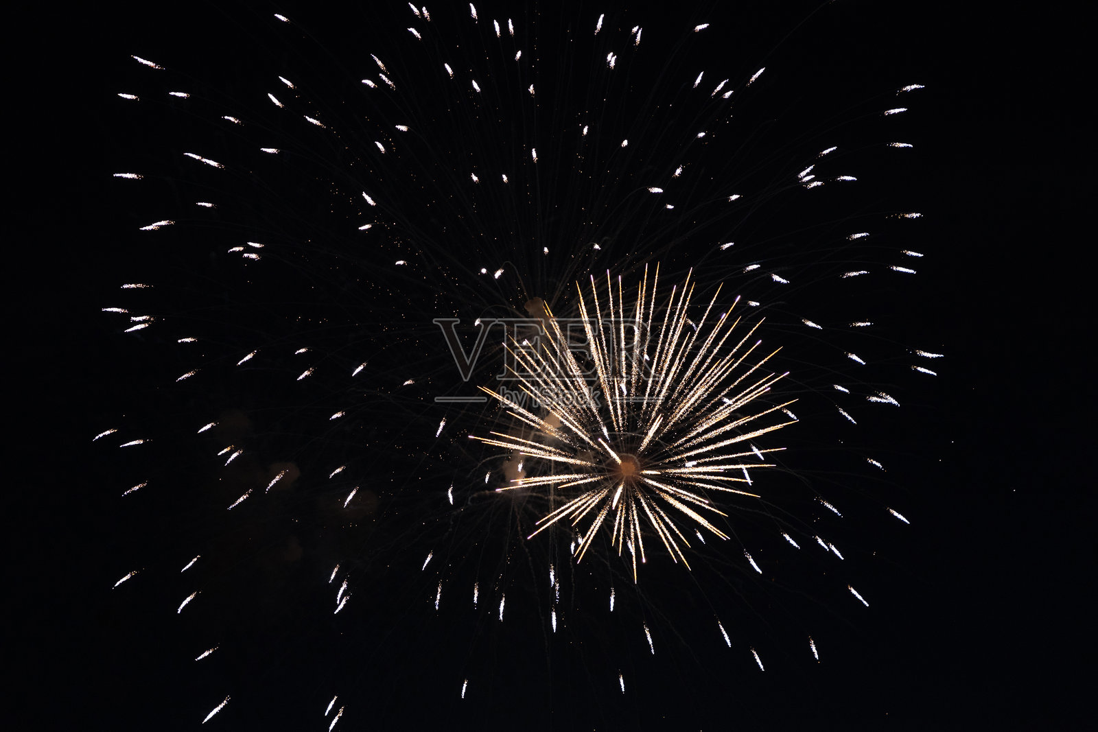 节日夜空背景下的烟花。照片摄影图片