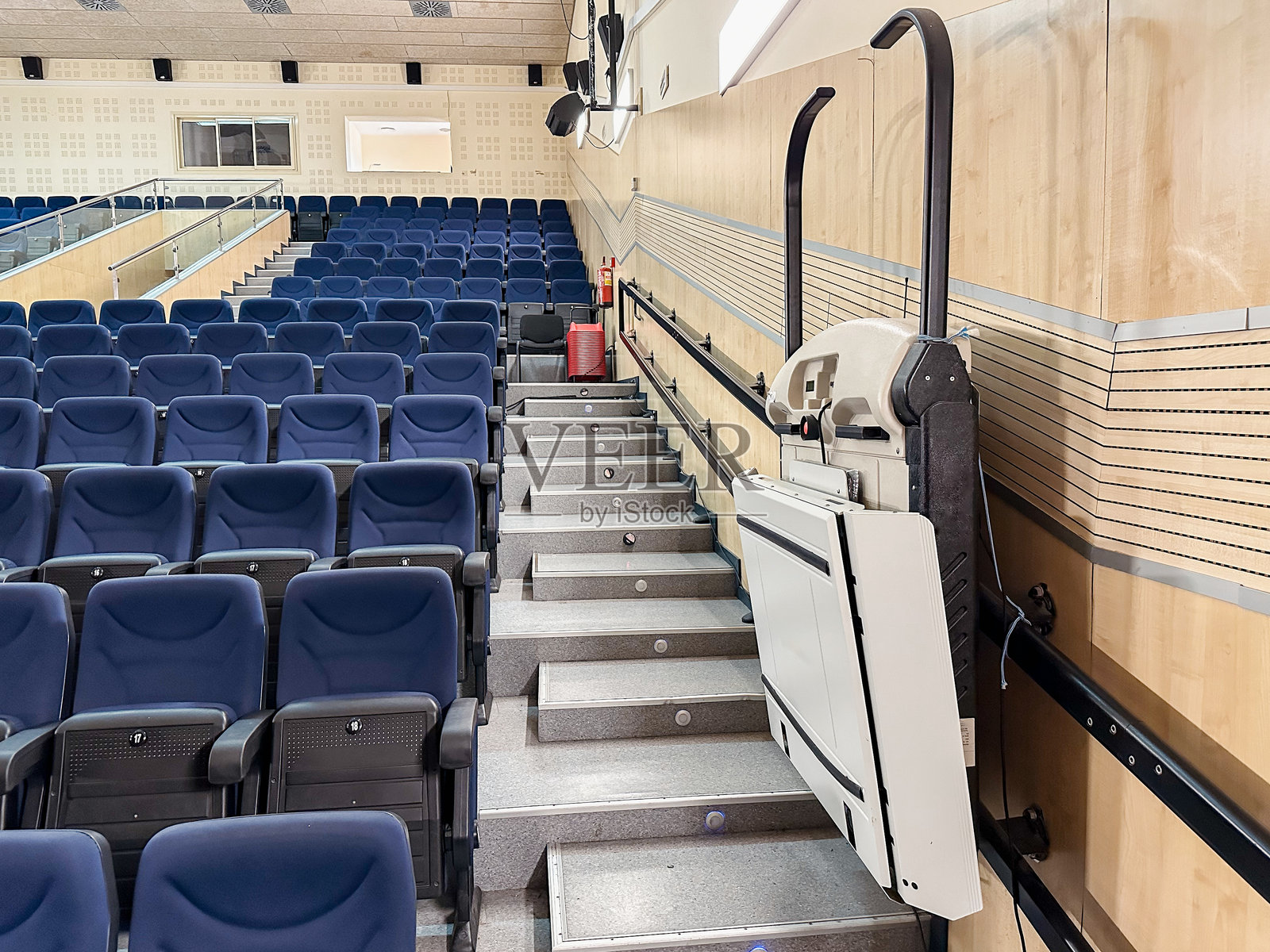 剧院中的适应性电梯椅照片摄影图片