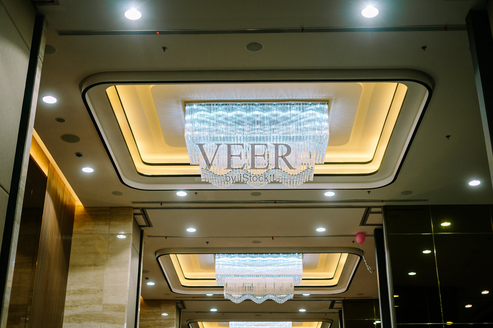 华丽的舞厅天花板装饰着优雅的吊灯和奢华的灯光照片摄影图片