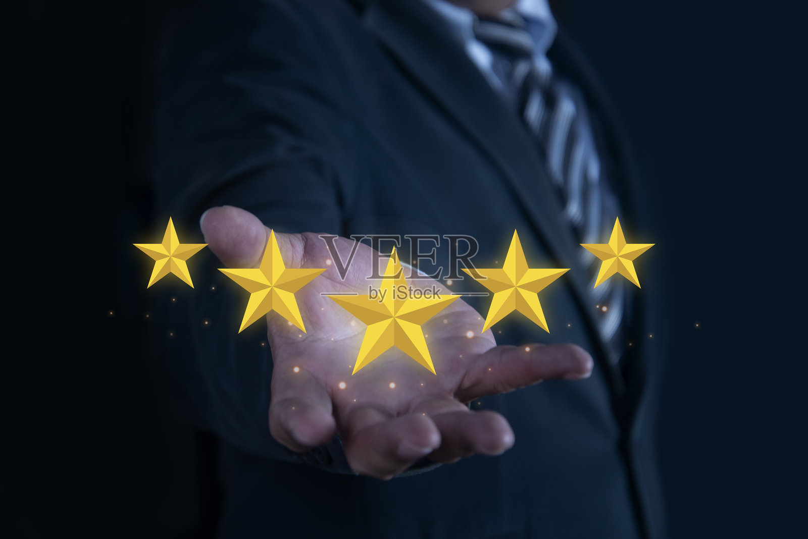 五颗金星的评分在手。反馈评分和积极的客户评价体验。服务评分，给予五星评价。满意度概念。照片摄影图片