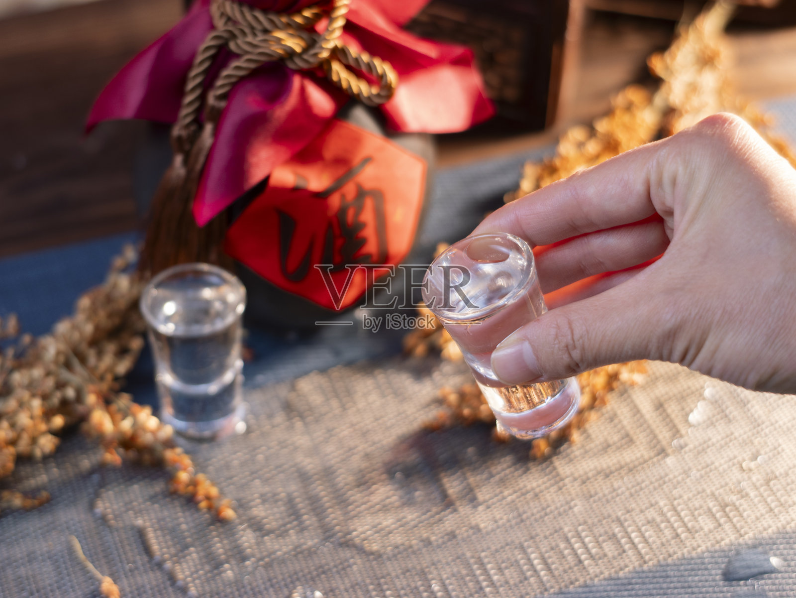 白酒倒入粮酒照片摄影图片