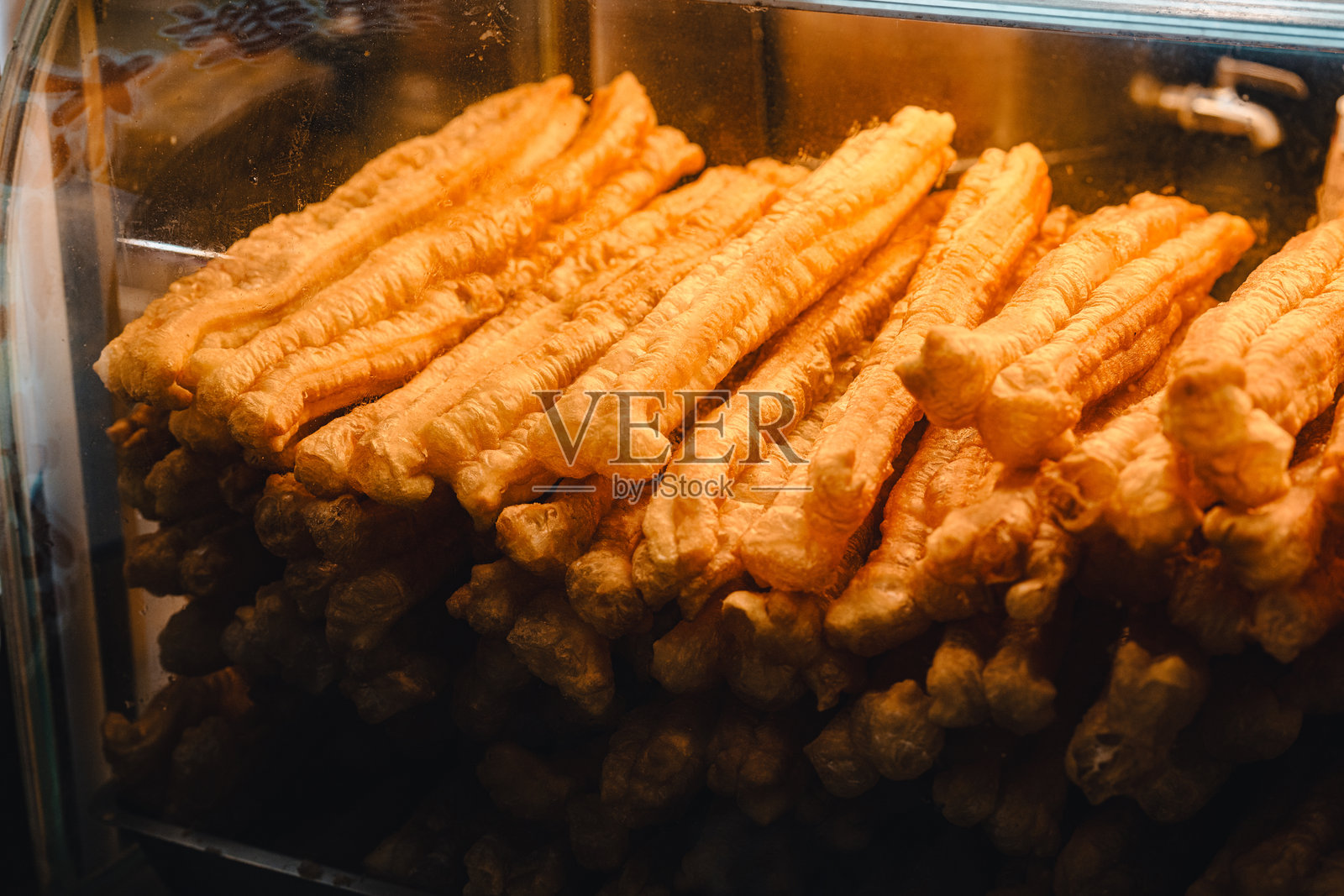 堆叠的油条照片摄影图片