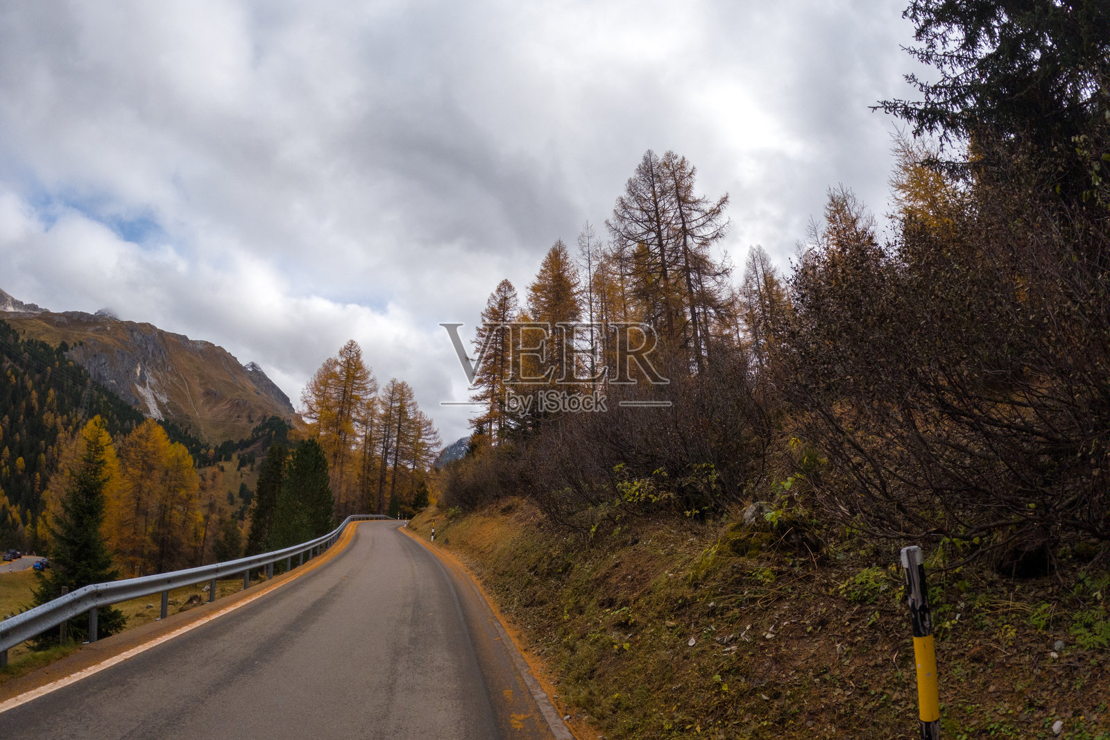 秋季风景中的山路照片摄影图片