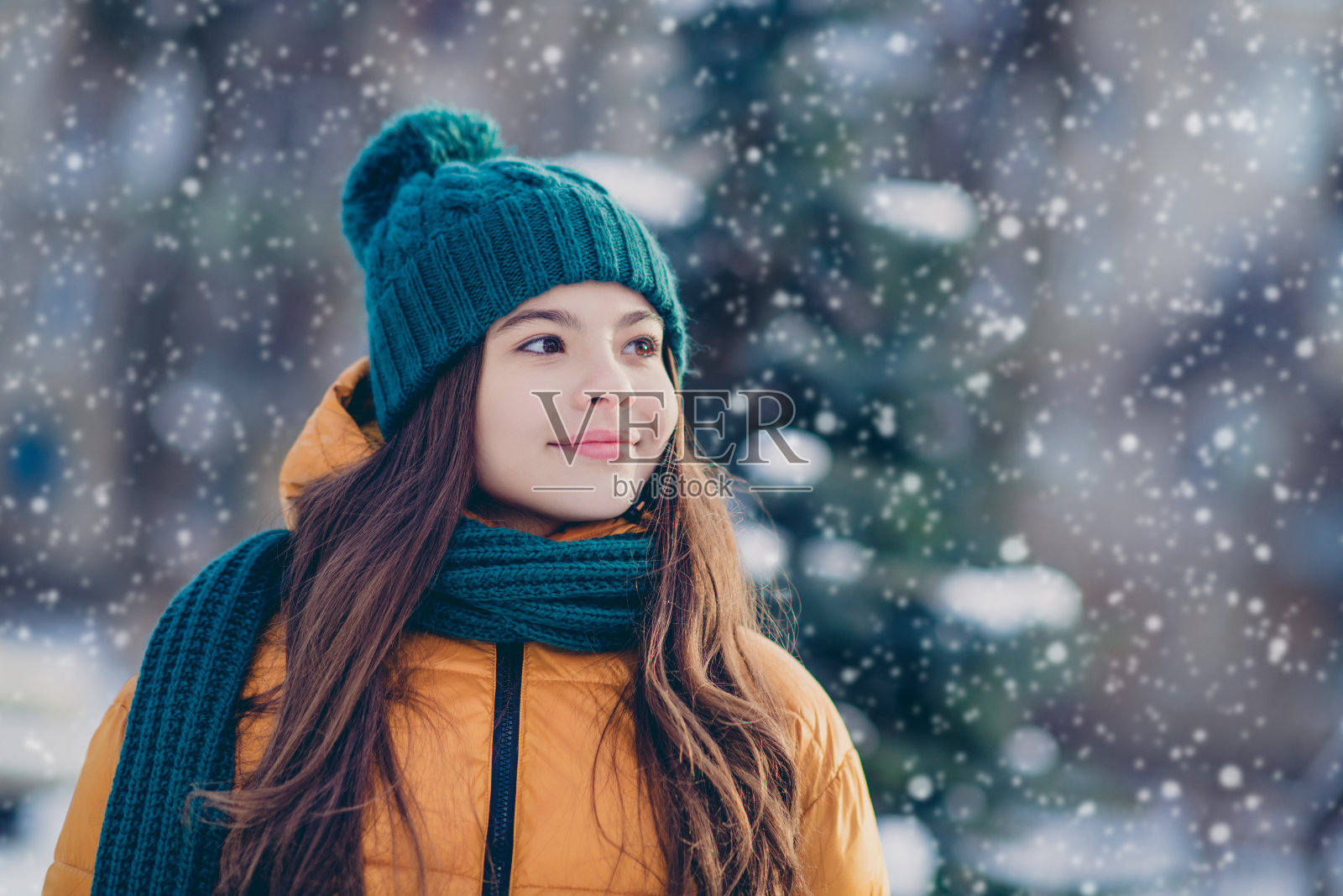 梦幻可爱的女学生穿着风衣，享受在绿色雪白的乡村森林中散步。照片摄影图片