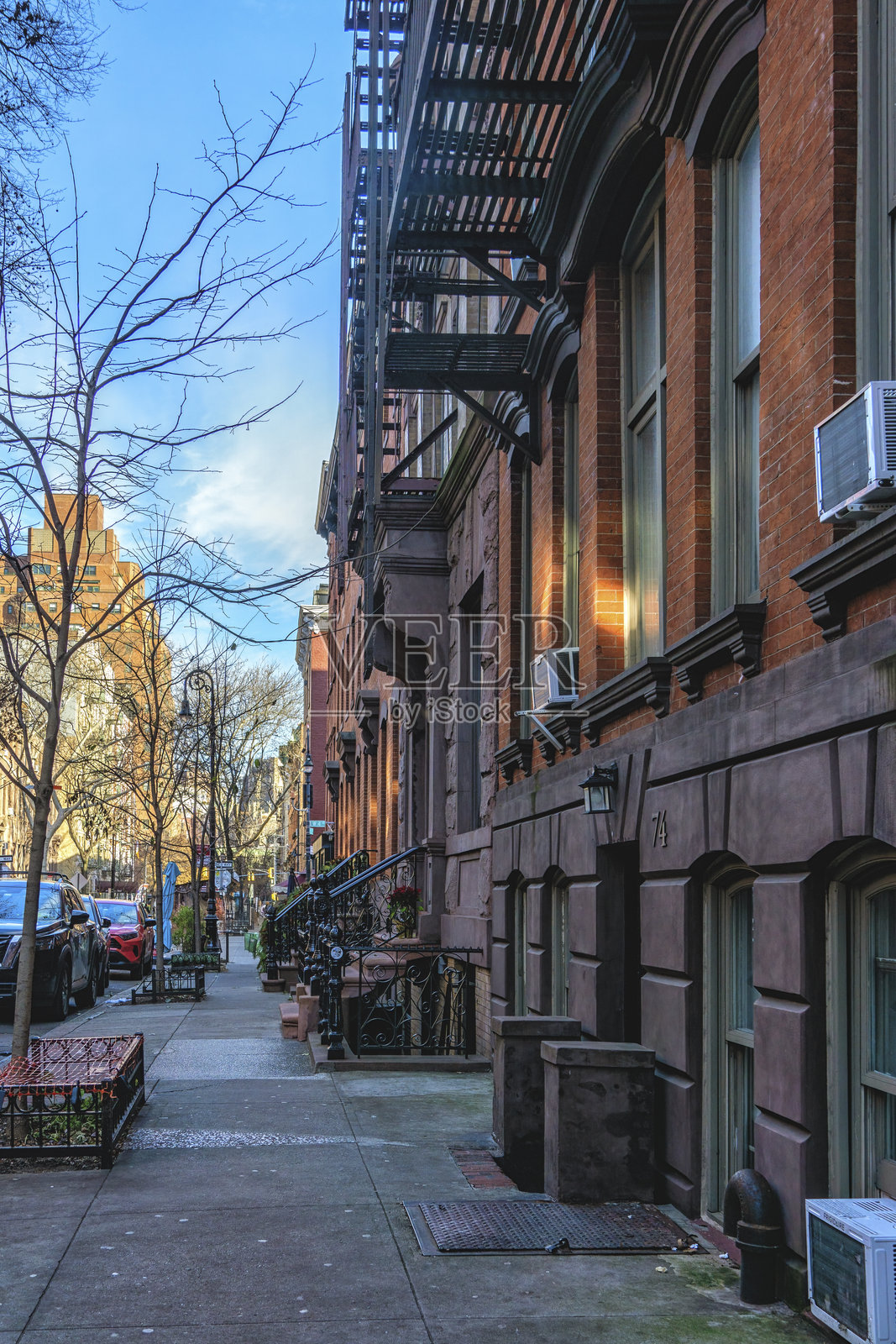 早晨阳光下的棕石建筑，门阶和装饰，纽约市照片摄影图片