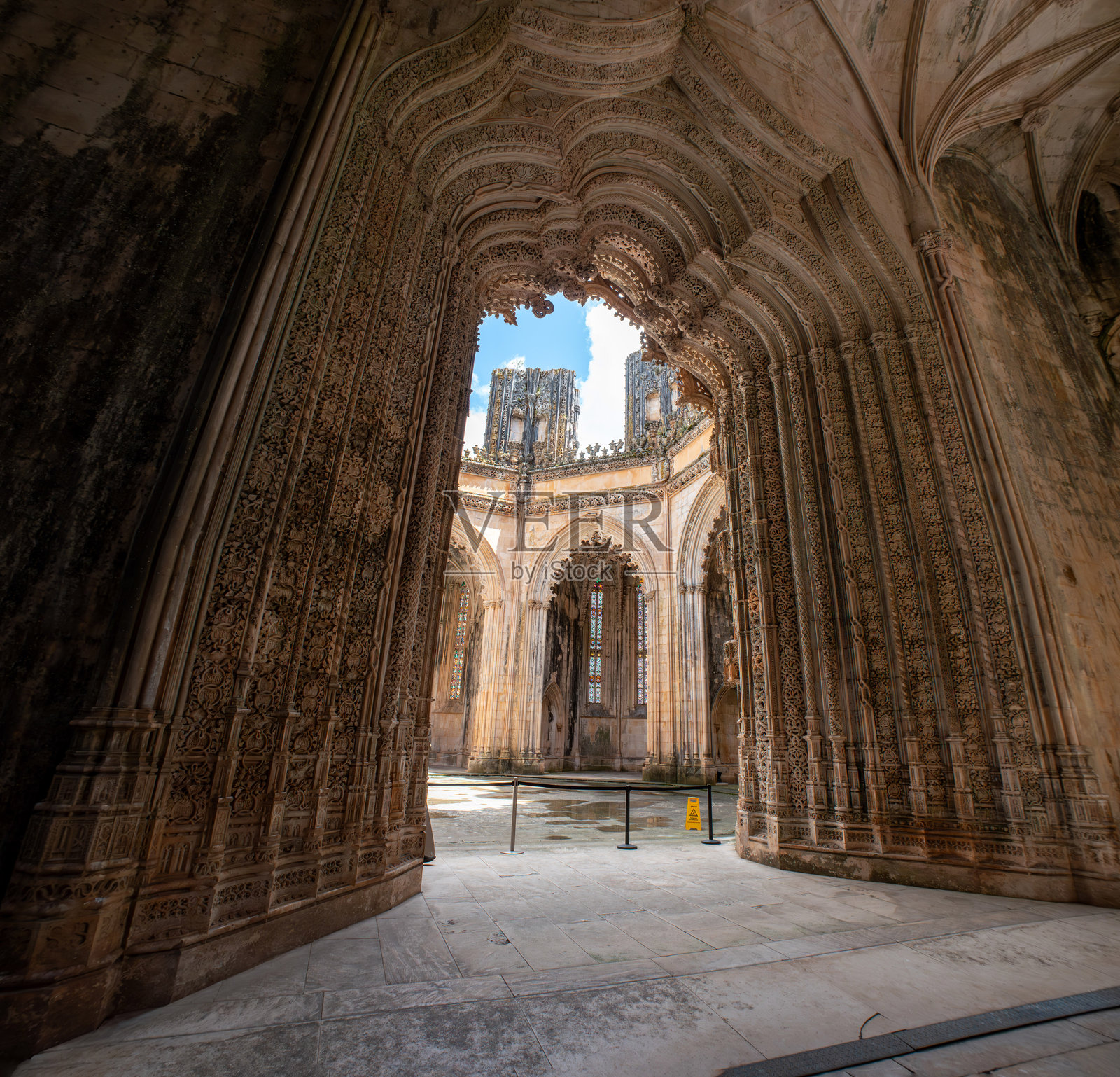 巴塔尔哈修道院未完成教堂的壮观巨型门户，曼努埃尔风格的哥特式杰作照片摄影图片