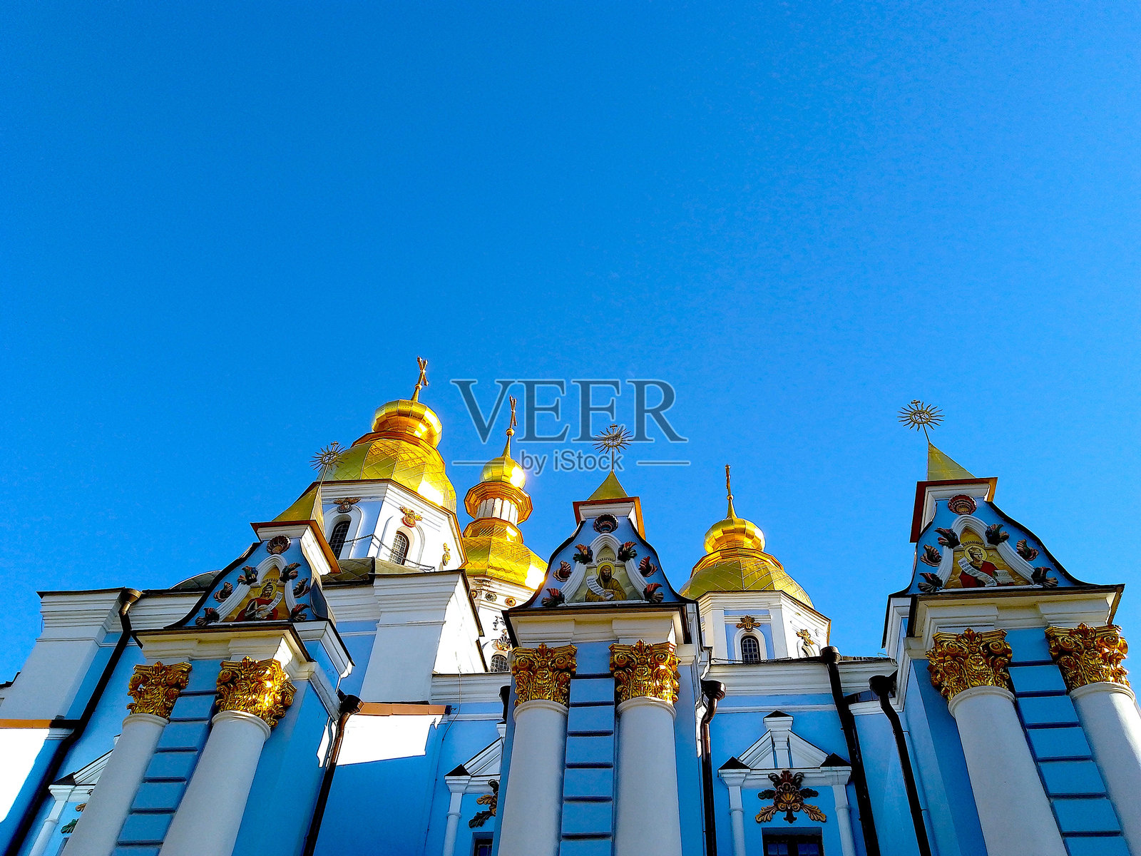 基辅秋季阳光明媚，晴朗的蓝天，乌克兰东正教圣米哈伊尔金顶修道院外观照片摄影图片