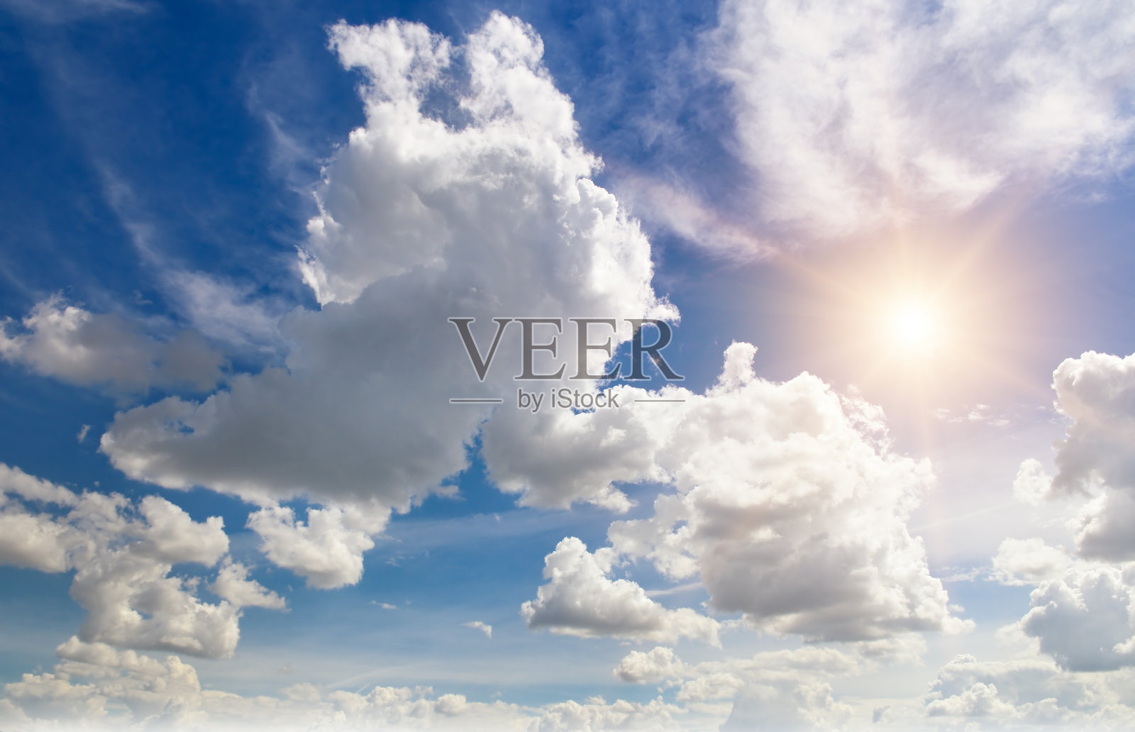 蓝天白云和阳光。照片摄影图片