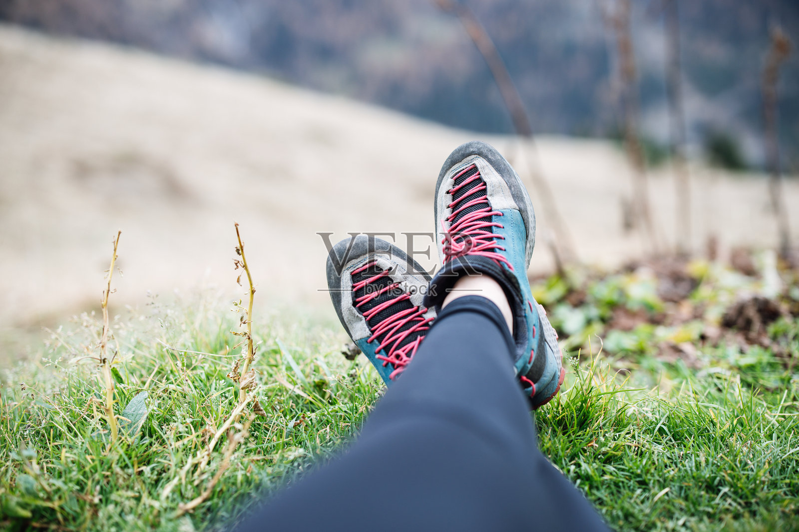 户外徒步旅行中，登山靴静静地放在绿色草地上特写镜头照片摄影图片