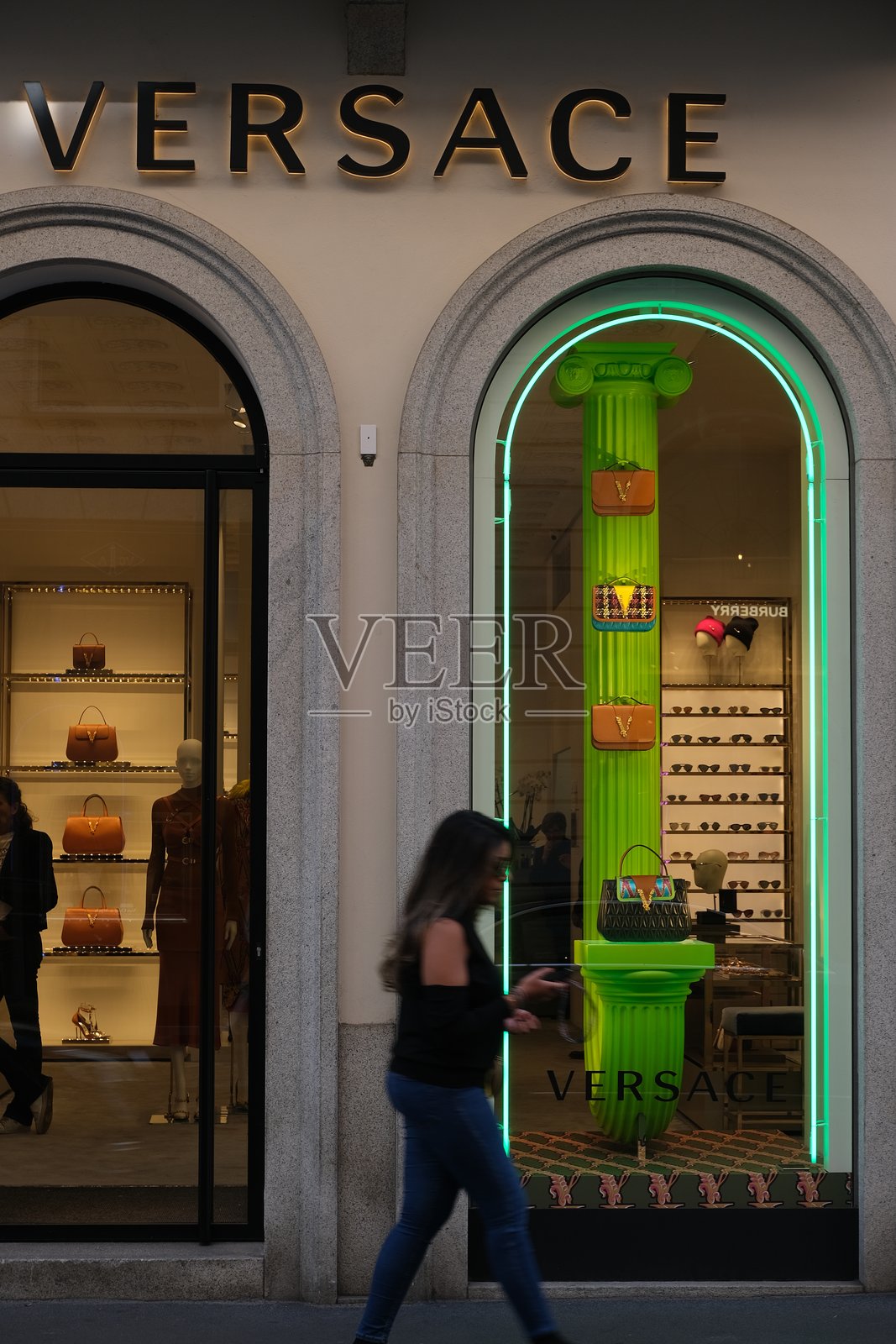 米兰蒙特拿破仑大街上的范思哲精品店及橱窗照片摄影图片