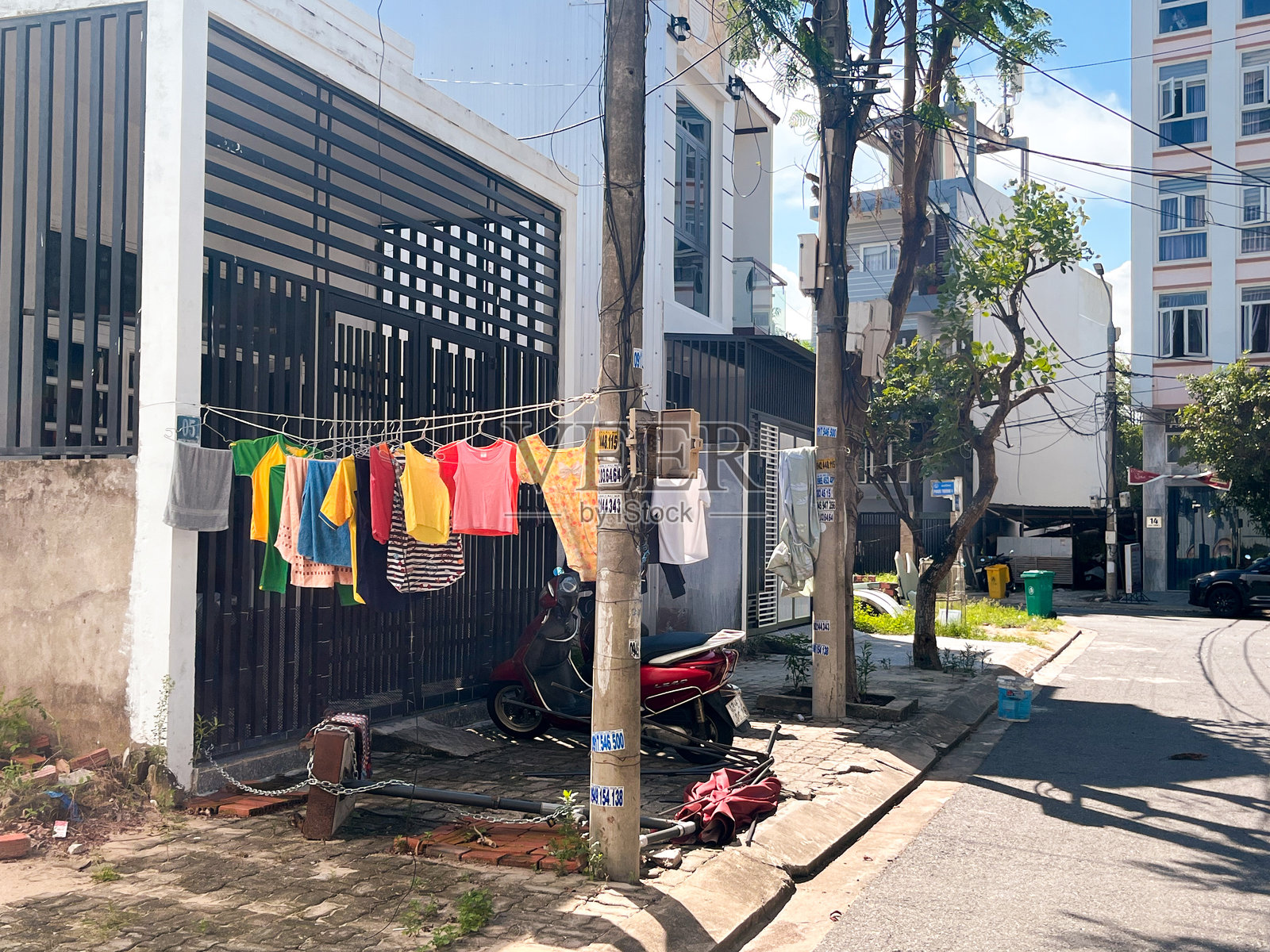 岘港住宅街道上的晾衣服照片摄影图片