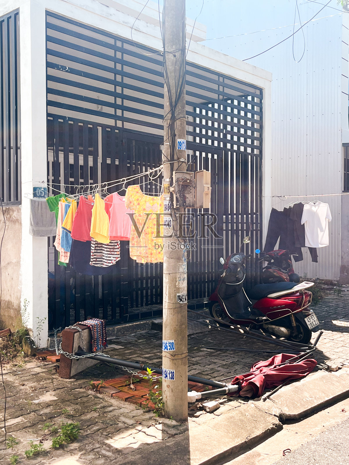 岘港住宅街道上的晾晒衣物照片摄影图片