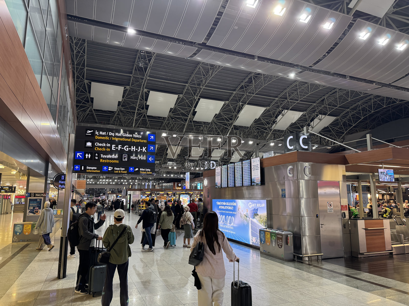 伊斯坦布尔萨比哈·戈克琴国际机场内的旅客照片摄影图片