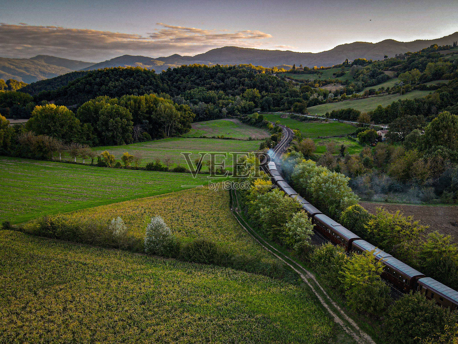 郊区郁郁葱葱的空中视角火车照片摄影图片