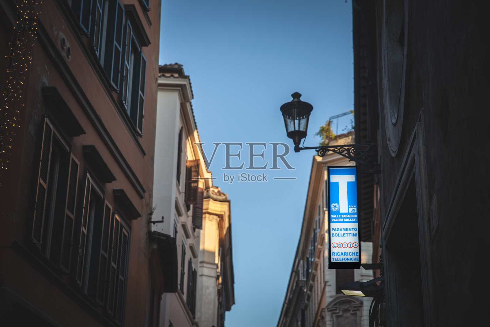 在罗马展示的意大利烟草商(Tabacchi)官方标志。这些商店被授权销售烟草产品、香烟,并提供额外服务。照片摄影图片