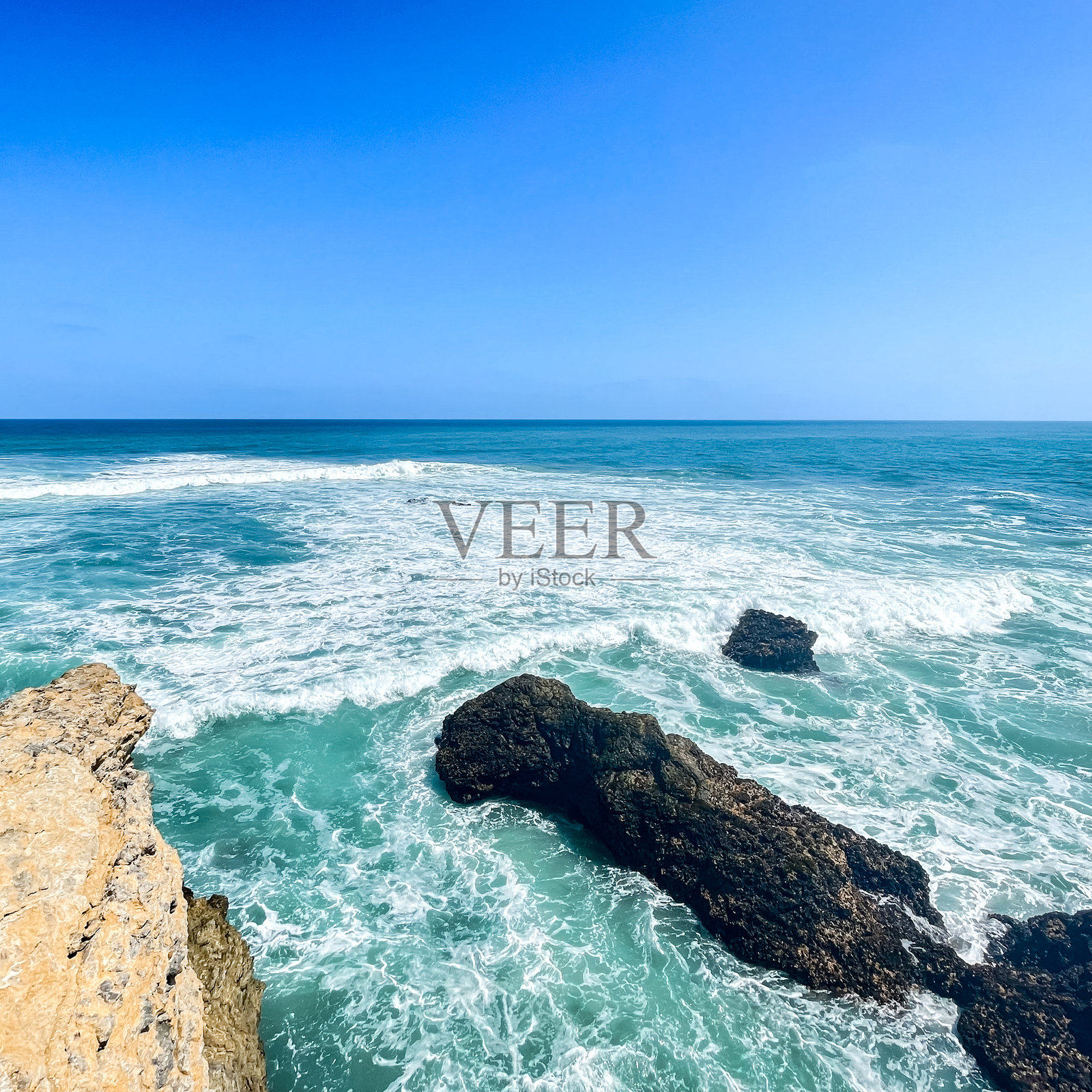 海岸岩石与清澈的水照片摄影图片