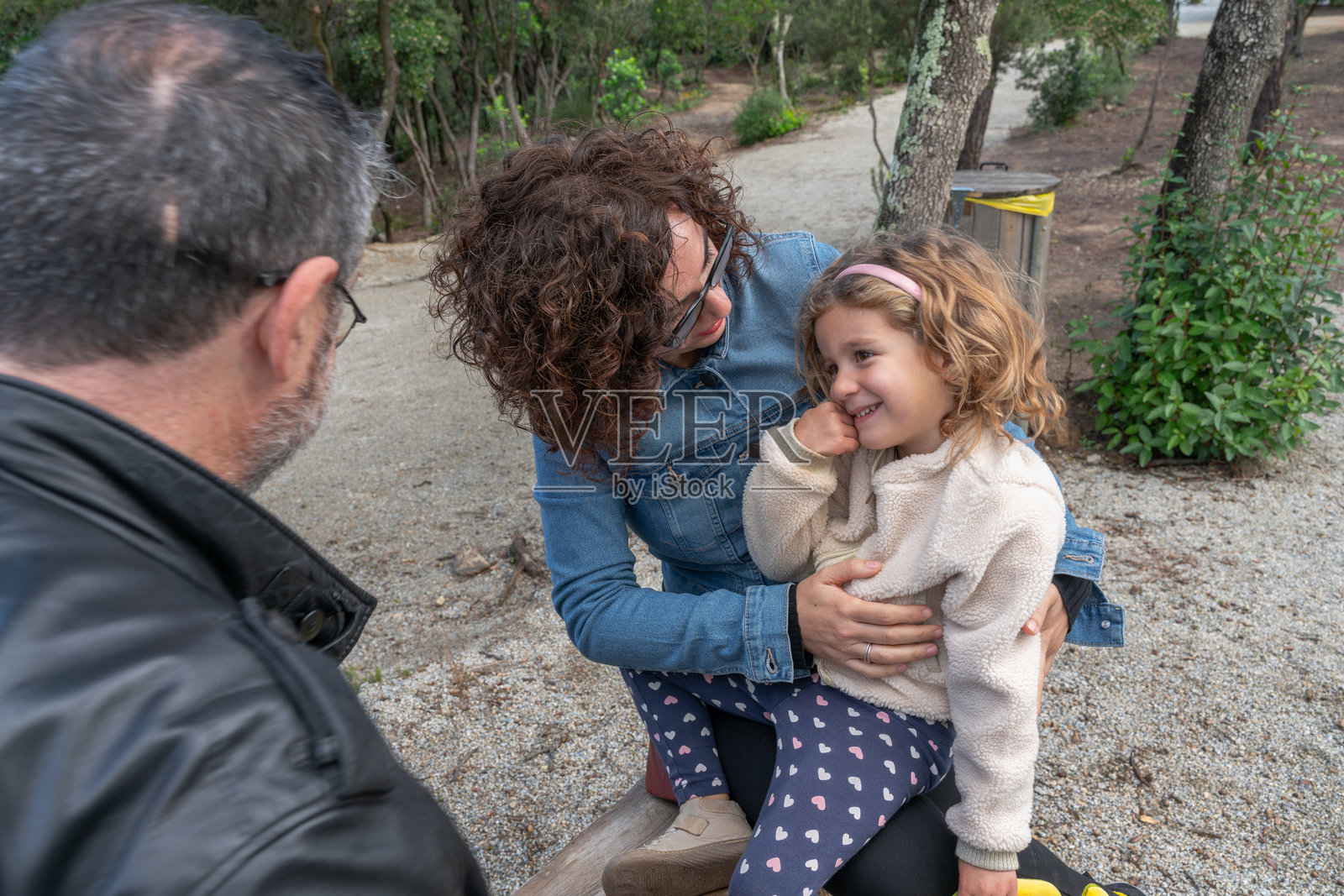 母女在户外分享温馨时刻。照片摄影图片